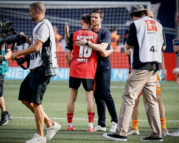 师徒重聚，阿隆索与维尔茨赛后拥抱致意，后者赠出比赛球衣